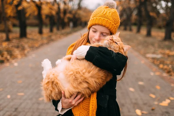 Adorable Chica Pecas Con Expresión Cara Amable Sosteniendo Gato Rojo —  Fotos de Stock