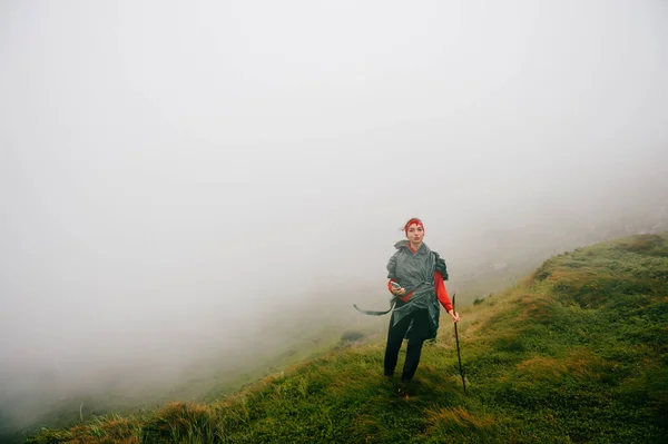 Hermosa Joven Senderismo Las Montañas Niebla Trekking Montaña — Foto de Stock