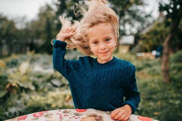 Mooi Kaukasisch Knap Meisje Met Lang Blond Haar Blauwe Hoody — Stockfoto