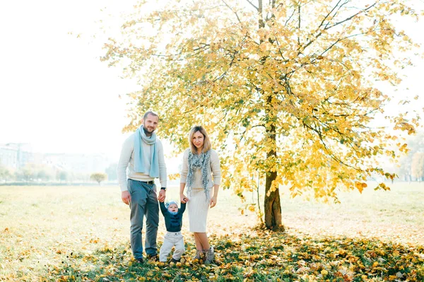 Familienpaar Posiert Mit Seinem Schönen Baby Freien — Stockfoto