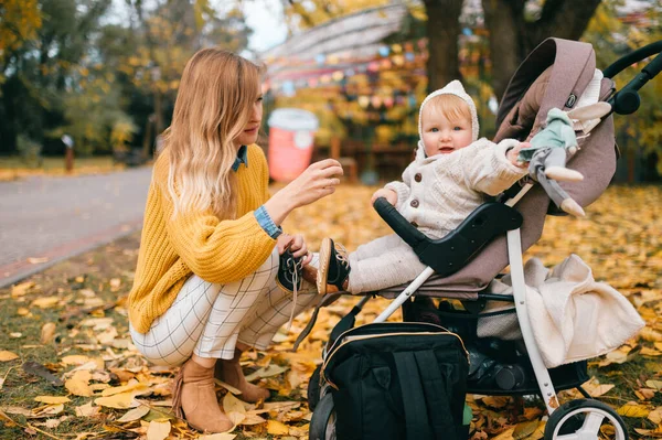 Söt Liten Bebis Med Stora Blå Ögon Kort Rött Hår — Stockfoto