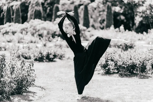 Молодая Балерина Черном Платье Позирует Показывает Балетные Позы Летнем Парке — стоковое фото