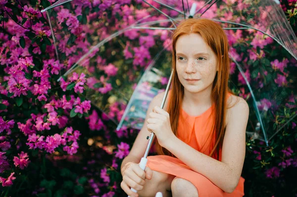 Märklig Ung Flicka Med Långt Rött Hår Vackert Ansikte Sommar — Stockfoto