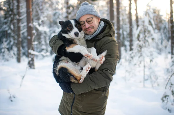 Glücklicher Mann Mit Lieblichem Hund Der Hand Verschneiten Wald Lächelnder — Stockfoto