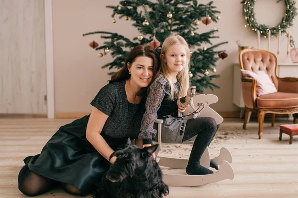 Mooie Moeder Met Haar Schattige Dochtertje Poseren Kamer Versierd Met — Stockfoto