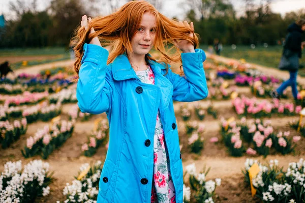 Portret Van Vreemd Rood Hoofd Meisje Lange Blauwe Jas Jurk — Stockfoto