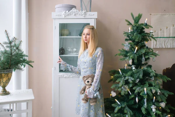 Joven Chica Triste Sosteniendo Los Niños Juguete Habitación Interior Navidad —  Fotos de Stock