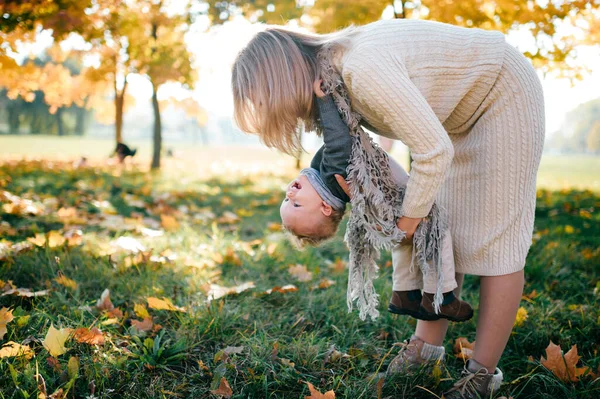 Счастливая Мать Развлекается Ребенком Открытым Небом Осеннем Парке — стоковое фото