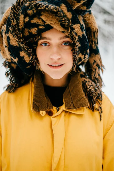 Porträtt Rolig Ung Hipster Flicka Med Turban Halsduken Poserar — Stockfoto