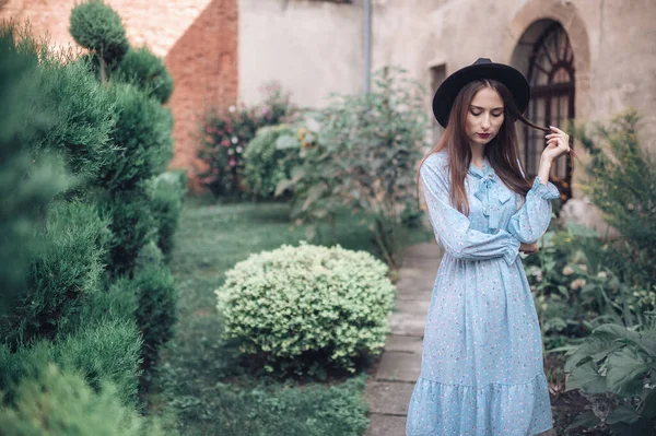 Chica Morena Pelo Largo Vestido Azul Oscuro Posando Jardín Verde — Foto de Stock