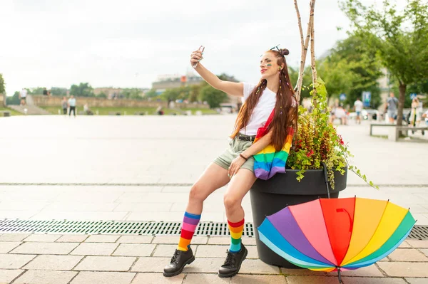 Modna Lesbijka Kolorowych Okularach Przeciwsłonecznych Tęczą Lgbt Twarzy Robi Sobie — Zdjęcie stockowe
