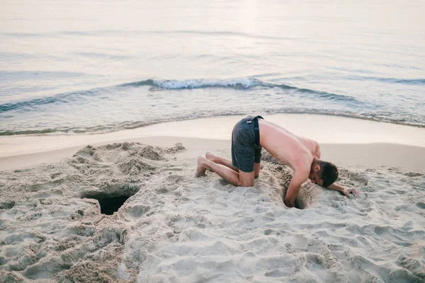 Uomo Sulla Spiaggia Scavare Buca — Foto Stock