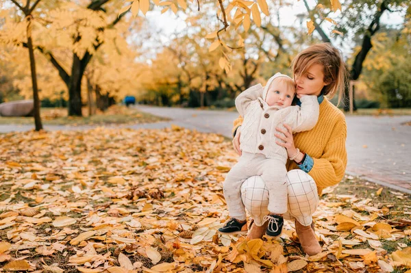 노란색 블라우스와 바지를 아름다운 코카서스 출신의 어머니는 공원에서 머리와 입술을 — 스톡 사진