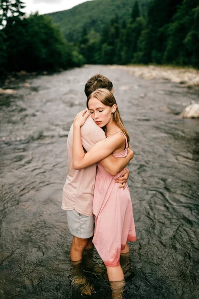 Livsstilsälskande Par Som Kramas Floden — Stockfoto