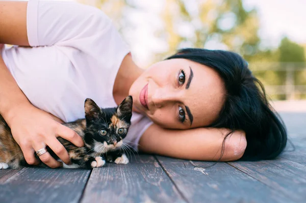 Preciosa Joven Encuentra Suelo Madera Con Gatito Bonito Regocija Del —  Fotos de Stock