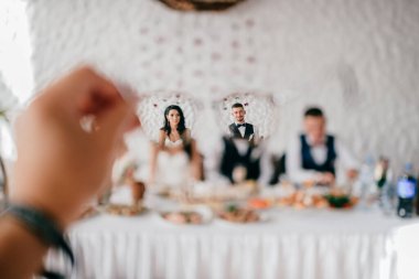 Lokantada oturmuş, gözlüklerle yapılmış bulanık bir düğün portresi..