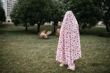 Güz parkında hayalet kostümü giymiş tuhaf biri poz veriyor..