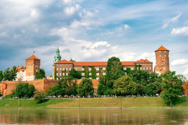 Polonya 'nın Krakow kentindeki Wawel Kalesi' nde yaz günü Vistula Nehri 'nden manzaralı.