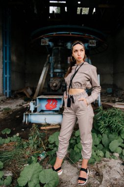 Terk edilmiş fabrikada poz veren genç bir kız..