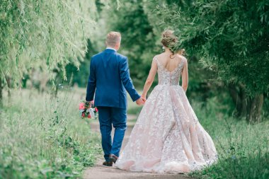 Açık havada güzel bir çift portresi.