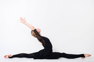 Sanat jimnastiği konsepti. Beyaz model, tam boy. Genç kız sanat jimnastiğiyle meşgul.