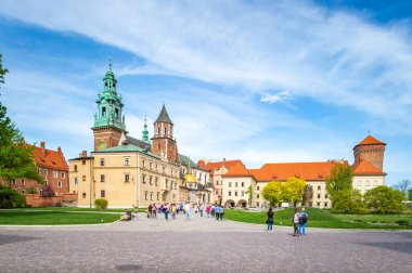  Krakow, Polonya - 26 Nisan 2019: Turistlerle Wavel Şatosu.