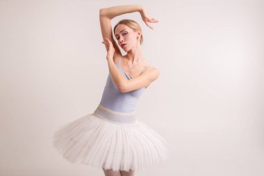 Beyaz tenli, beyaz, beyaz, beyaz, beyaz saçlı, beyaz, beyaz, beyaz etekli, beyaz etekli çekici bir kadın.