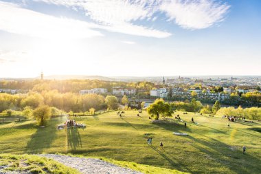 Krakow, Polonya - 26 Nisan 2019: Krakow 'un en eski tepesinden görüntü (Kopiec Kraka))
