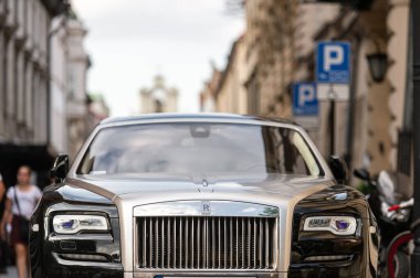 Krakow, Polonya - 25 Temmuz 2019: Siyah lüks süper araba Rolls Royce Phantom Krakow 'da sokağa park etti (Krakow )