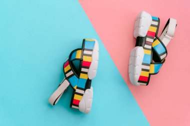 Cracow, Polonya - 25 Nisan 2019: modaya uygun kadın ayakkabıları. Yazın moda olan çok renkli kadın sandaletleri mavi ve pembe arka planda yüksek topuk üzerinde. Modern kızlar için moda ve şık ayakkabılar.  