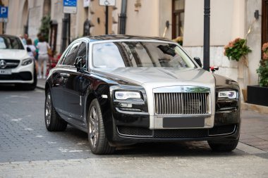 Krakow, Polonya - 25 Temmuz 2019: Siyah lüks süper araba Rolls Royce Phantom Krakow 'da sokağa park etti (Krakow )