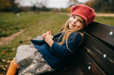 Kürsüde poz veren şık bir kız.