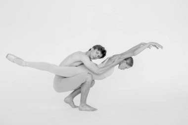 Beyaz stüdyo arka planında poz veren modern balerinler.