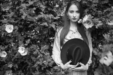 Güzel bir genç kadının siyah beyaz portresi.