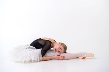 Beyaz tenli, beyaz bir kadın siyah taytlı, beyaz etekli, beyaz etekli ve beyaz saçlı.