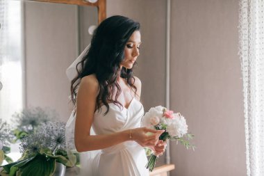 Beyaz gelinlik içinde güzel bir gelin.