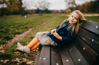 Kürsüde poz veren tatlı bir kız.