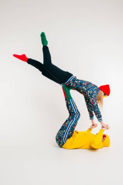 Beyaz arka planda renkli kıyafetler giymiş şık bir çift.