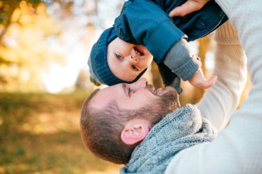 Mutlu baba, oğlunu sonbahar ormanında havaya fırlattı..