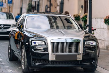 Krakow, Polonya - 25 Temmuz 2019: Siyah lüks süper araba Rolls Royce Phantom Krakow 'da sokağa park etti (Krakow )