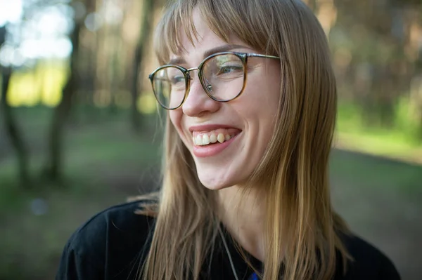 Retrato Una Hermosa Joven Con Pelo Corto Claro Ojos Azules —  Fotos de Stock