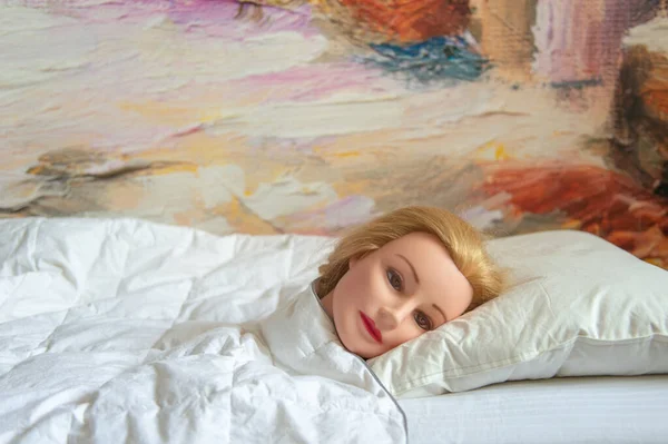 Manekin Głowa Pięknej Blondynki Długie Włosy Kobieta Leżąca Łóżku Pokryte — Zdjęcie stockowe