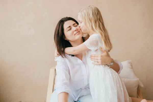 Anne Kızı Kapalı Mekan Hayat Tarzı Portresi Çocuklu Anne Sarı — Stok fotoğraf