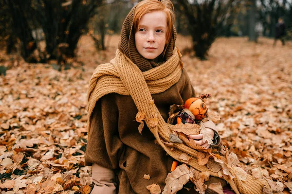 Jong Meisje Zittend Het Herfstpark — Stockfoto