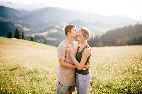 Mode Vie Couple Amoureux Embrasser Nature — Photo