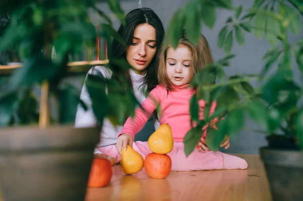 Adorable Young Woman Playing Her Little Funny Daughter Kitchen Portrait — Stock Photo, Image