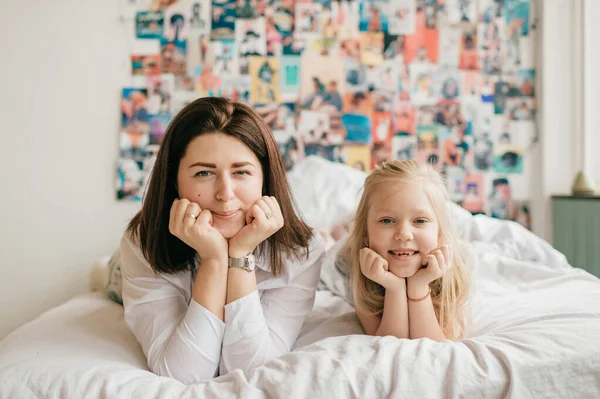 Estilo Vida Retrato Foco Suave Mãe Feliz Abraça Sua Filha — Fotografia de Stock