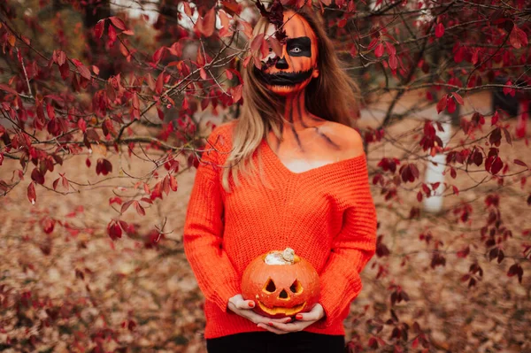 若いですブロンドの女の子とともにハロウィンフェイスアートポージング屋外 ハロウィンお祝いのコンセプト — ストック写真