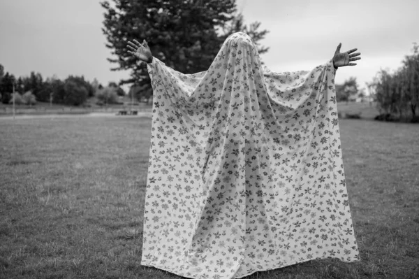 Gespenstische Person Geisterkostüm Posiert Draußen Herbstpark — Stockfoto