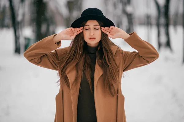 Närbild Porträtt Vackra Långhåriga Brunett Flicka Med Georgiskt Utseende Poserar — Stockfoto